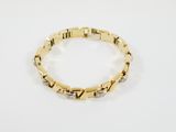un bracelet en or serti de diamants sur fond blanc