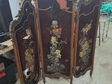 un paravent en bois orné de fleurs et d'oiseaux peints