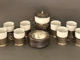 plusieurs tasses et soucoupes posées sur une table