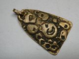 un gros plan d'un pendentif en or orné de crânes