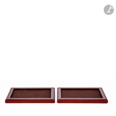 une paire de plateaux en bois à la surface marron