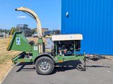 une voiture verte garée devant un immeuble bleu