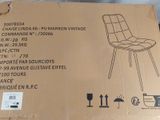 une boîte en carton sur laquelle est dessiné une chaise posée sur une table