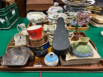 un plateau avec divers objets sur une table