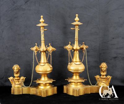 paire de bougeoirs anciens en laiton, ornés de têtes de lion et de chaînes