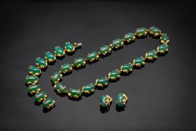 un ensemble composé d'un collier et de boucles d'oreilles en jade vert et or