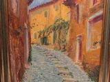 une peinture à l'huile représentant une scène de rue avec un immeuble jaune