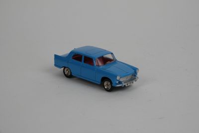 une voiture jouet posée sur une surface blanche