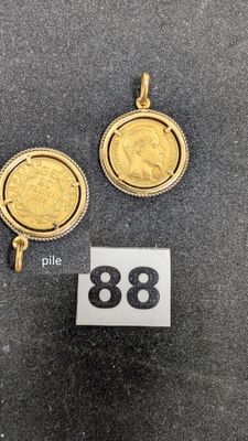 deux pièces d'or posées sur une table
