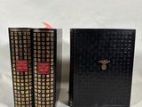 deux livres posés l'un à côté de l'autre sur une table