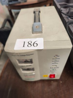une boîte sur laquelle est collée une étiquette, posée sur une table