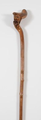 Canne décorative en bois sculpté, pommeau en béquille figurant un visa - Photo 1
