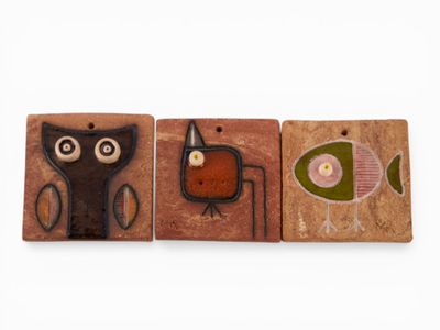 trois aimants en bois arborant différents motifs sur fond blanc