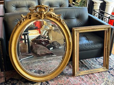 Miroir ovale à fronton, cadre en bois et stuc doré à décor d…