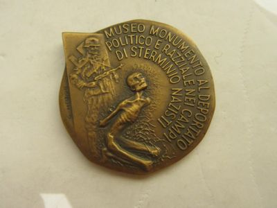 une vieille médaille en bronze représentant une femme tenant une épée