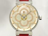 une montre rouge avec une fleur blanche sur le cadran