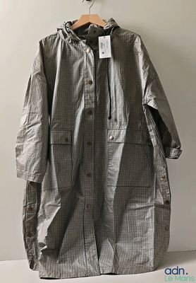 l'image d'un manteau suspendu à un cintre sur un mur