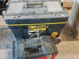 une boîte à outils posée par terre