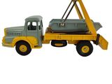 un camion jouet équipé d'une grue