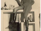une photo en noir et blanc d'une femme assise sur un comptoir