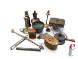de nombreux types d'outils anciens posés sur une surface blanche