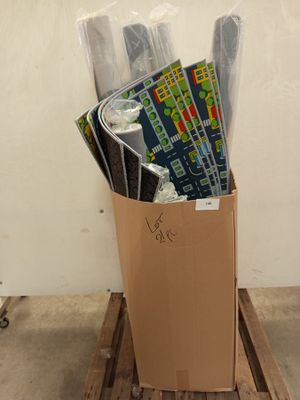 une boîte en carton remplie de papier d'emballage posée sur une palette