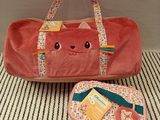 un sac rose et un sac rose avec un chat dessiné dessus