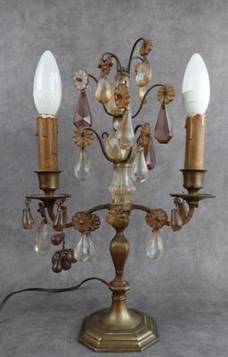 une lampe posée sur une table à côté d'un mur