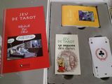 une boîte de cartes et un livre posés sur une table