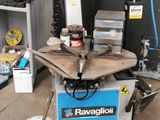 une machine qui se trouve dans un garage