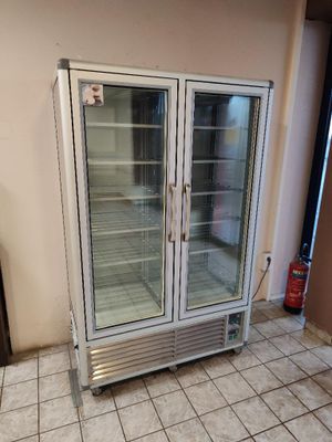 deux portes vitrées qui s'ouvrent jusqu'au sol