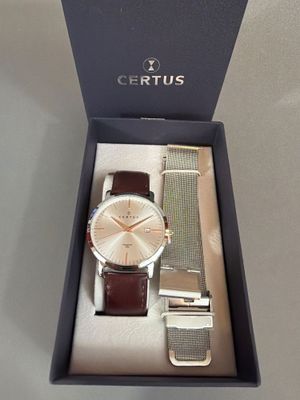 une boîte avec une montre à l'intérieur sur une table