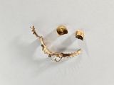 une bague en or sur laquelle est gravé un smiley