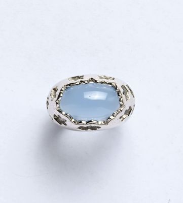 une bague avec une pierre bleue au centre