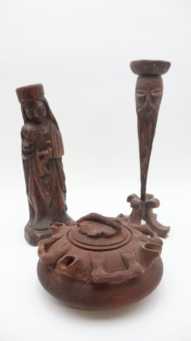 Trois objets en bois sculpté comprenant : porte bougie, pot-pourr...