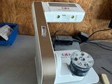 une machine posée sur une table
