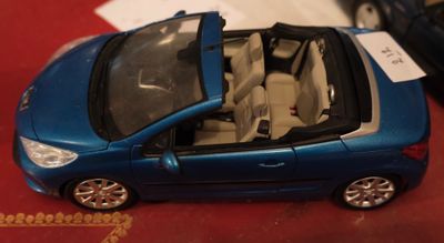 une voiture jouet posée sur une table