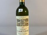 une bouteille de vin posée sur une table