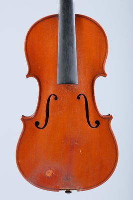 un vieux violon sur un support sur fond blanc