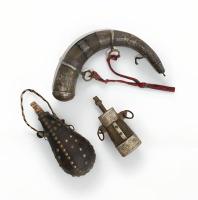 Ensemble de trois poires à poudre, Maroc, XXe siècle