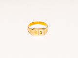 une image d'une bague en or ornée d'un motif grec