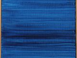 un tableau bleu encadré de bois sur fond blanc