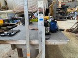 une photo d'un établi dans un atelier, avec des outils