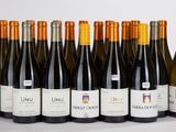 six bouteilles de vin sont alignées sur une table