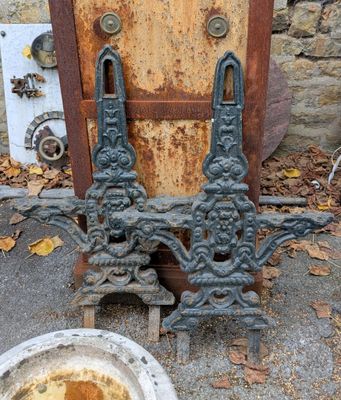 une vieille porte en fer un peu rouillée