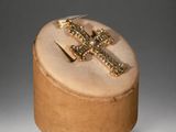 a small wooden box with a cross on top of it