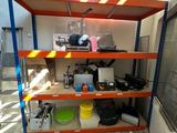 une étagère sur laquelle sont disposés de nombreux objets de toutes sortes