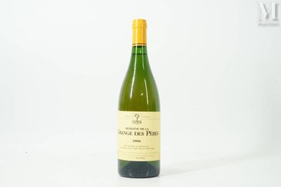 une bouteille de vin posée sur une table
