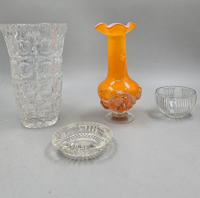trois vases, un bol et un autre bol posés sur une table