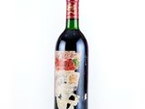 une bouteille de vin rouge dont l'étiquette représente un crâne et des roses